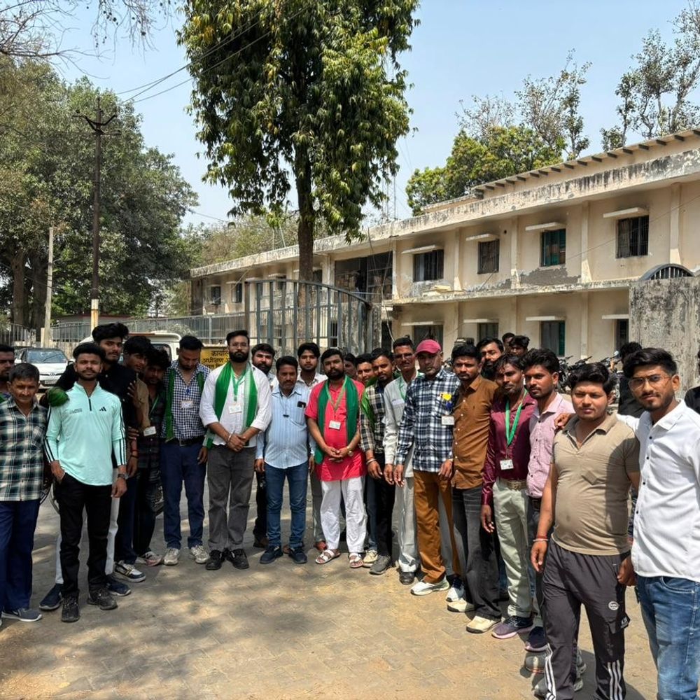 हाथरस में भाकियू ने बिजलीघर घेरा:ग्रामीण क्षेत्रों में खराब बिजली व्यवस्था पर विरोध प्रदर्शन, अधिकारियों से तीखी नोंक-झोंक