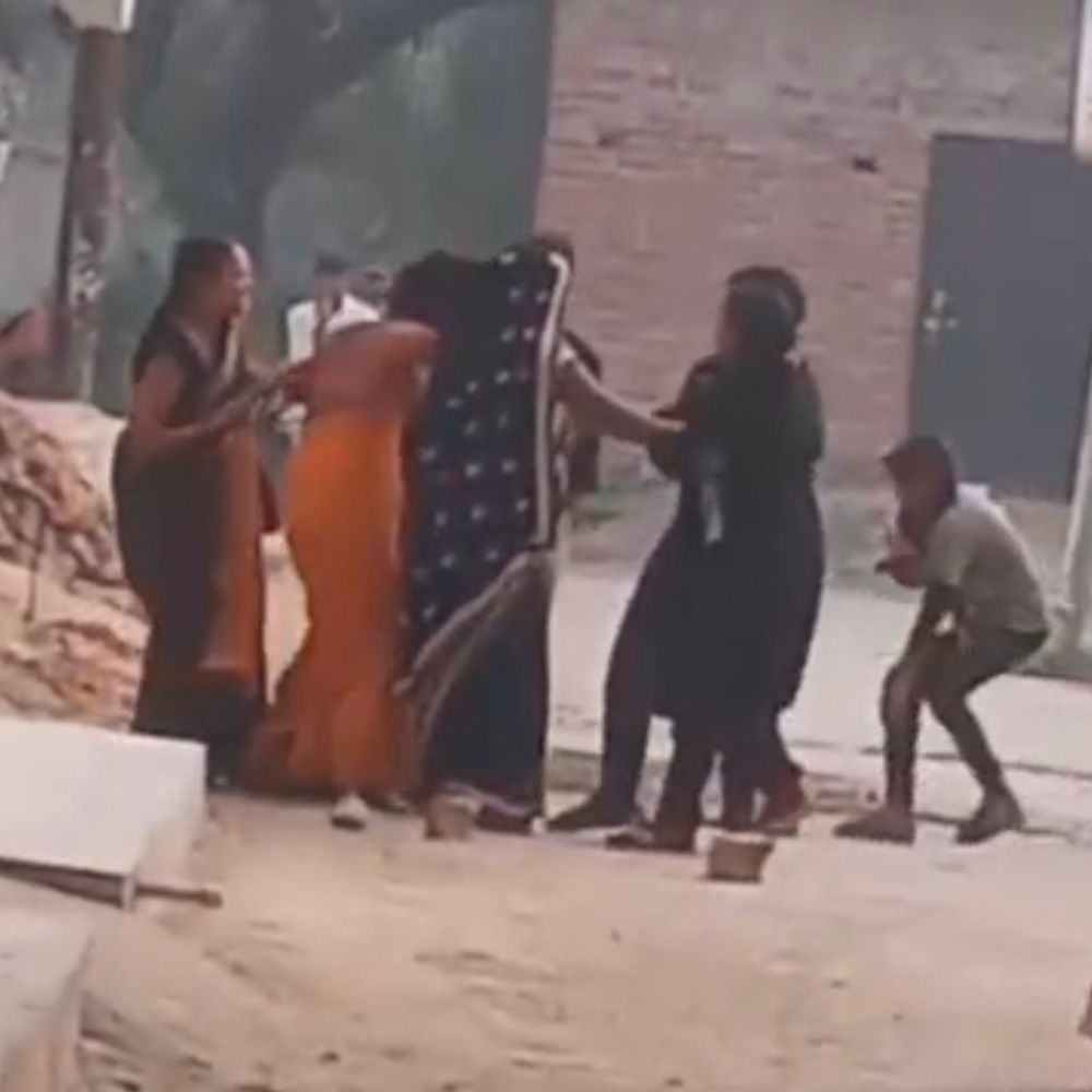 प्रतापगढ़ में जमीन विवाद में महिला को पीटा, VIDEO:आरोप- शिकायत करने पर पुलिस ने डांटकर भगाया, एसपी से न्याय की गुहार