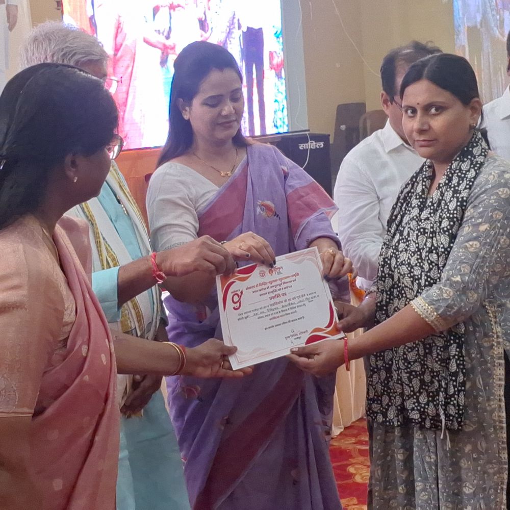 गाजीपुर में 5 को आवास, 4 उद्यमियों को ऋण चेक:प्रदेश सरकार के 'नवनिर्माण के 9 वर्ष' कार्यक्रम में 40 लाख के ऋण वितरित