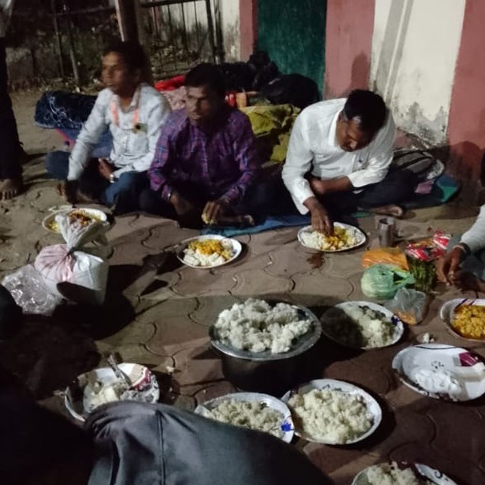 नलजल योजना में अनियमितताओं पर जांच टीम पर भड़के ग्रामीण:PHE दफ्तर के बाहर ही रात गुजारी; विभाग की टीम को 'घर की जांच' बताया