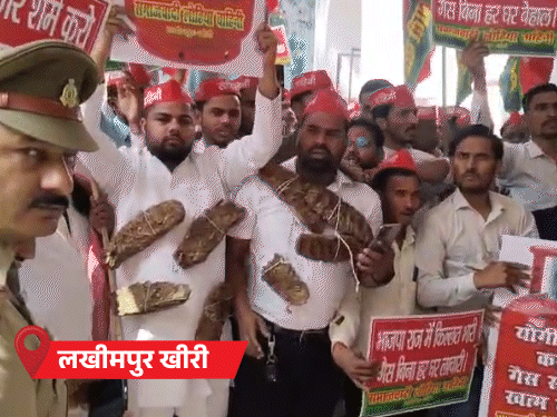 
                 यूपी में सिलेंडर के लिए 8 किमी पैदल चला युवक:कंडों की माला पहनकर सपाइयों का प्रदर्शन, देवरिया में दिव्यांग को लौटाया 
            