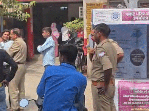 
                 लखनऊ में बिल बकाया होने पर 13211 कनेक्शन काटे; हंगामा:मध्य जोन पावर हाउस पहुंचे लोग, बोले- अंधेरे में कटी रात; कनेक्शन जोड़ो 
            