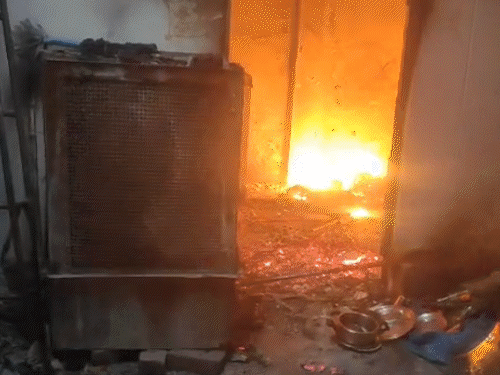 
                 कानपुर में शॉर्ट सर्किट से लगी घर में आग:एक महिला झुलसी, सारा सामना जलकर खाक, फायर ब्रिगेड ने 1 घंटे बाद पाया काबू 
            