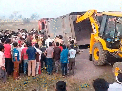 
                 बुलंदशहर में सड़क निर्माण के दौरान डंपर पलटा...4 मजदूर दबे:2 की मौत, रोड पर पड़ी रोड़ी पर फिसलने से एक्सल रॉड टूटी 
            