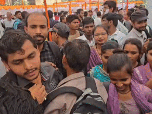 
                 लखनऊ में रोजगार मेले में उमड़ी बेरोजगारों की भीड़:104 कंपनियों ने की हायरिंग, चैटबॉट ‘कौशल दोस्त’ लॉन्च 
            