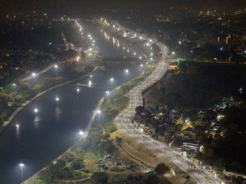 
                 ग्रीन कॉरिडोर की सड़क धंसने में 3 विभाग जिम्मेदार:पेयजल लाइन शिफ्ट की, पैसा बचाने और जल्दबाजी में नहीं हटाई सीवर लाइन 
            