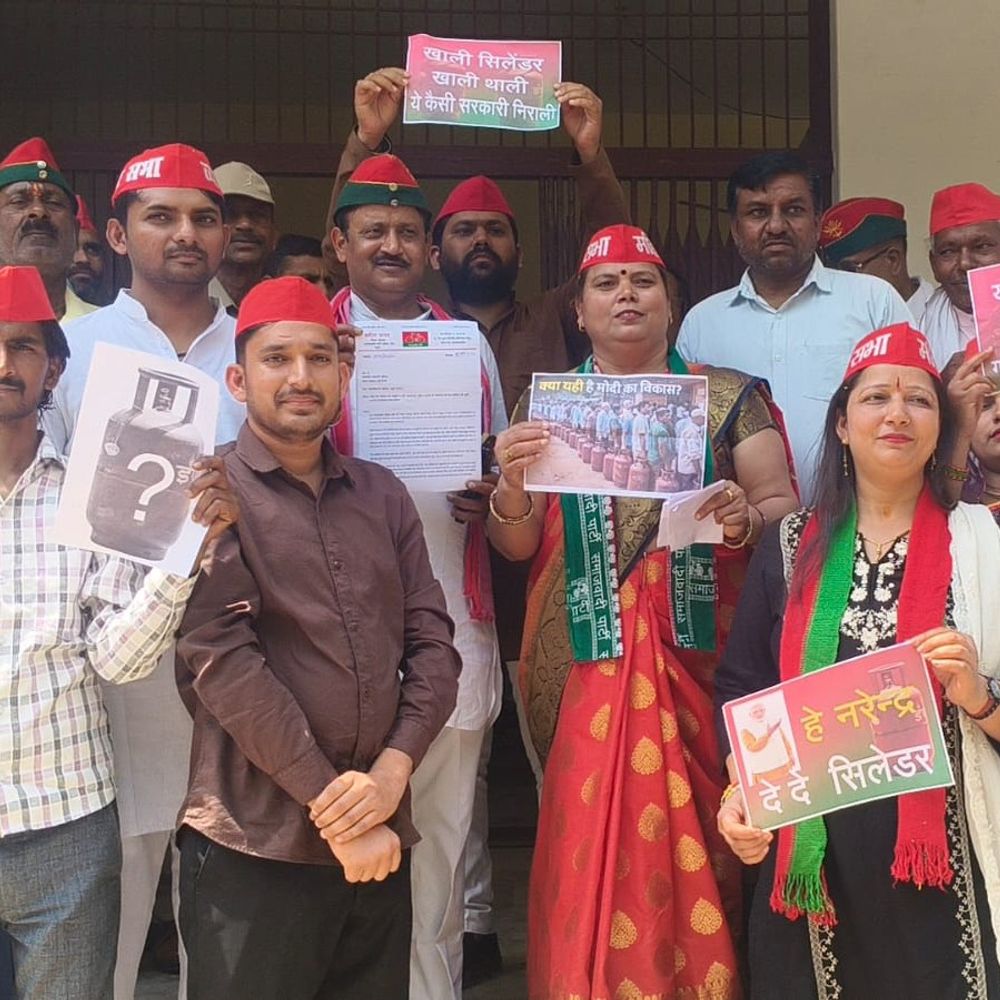 सपा महिला सभा ने गैस सिलेंडर संकट पर किया प्रदर्शन:राष्ट्रपति के नाम ज्ञापन सौंपकर समाधान की मांग उठाई