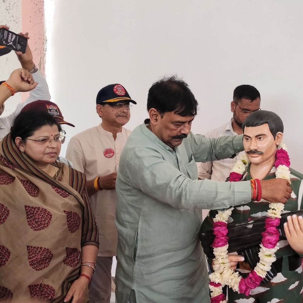 शहीद शशिकांत तिवारी की आदमकद प्रतिमा का अनावरण:पुण्यतिथि पर उन्नाव में विधायक पंकज गुप्ता ने दी श्रद्धांजलि