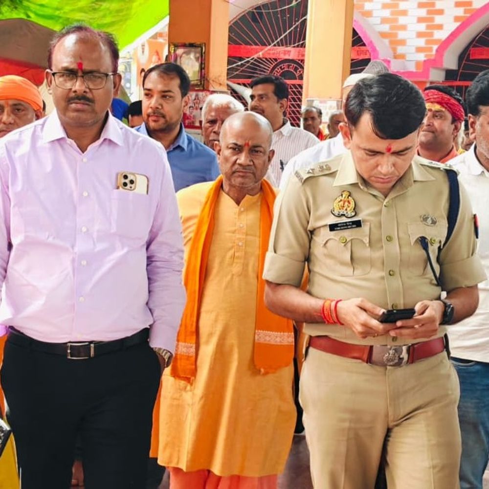 महराजगंज में डीएम और एसपी लेहड़ा मंदिर पहुंचे:चैत्र नवरात्रि की तैयारियों का जायजा लिया, दिए निर्देश