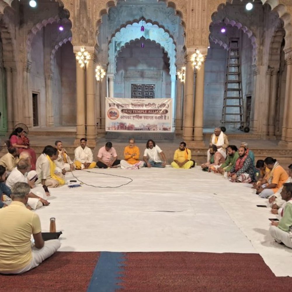 देवालय समिति की वृंदावन में हुई मीटिंग:यमुना की अविरल धारा के लिए राष्ट्रपति से गुहार लगाएगी समिति,मंदिरों की परंपराओं पर यमुना प्रदूषण के दुष्प्रभाव पर जताई चिंता