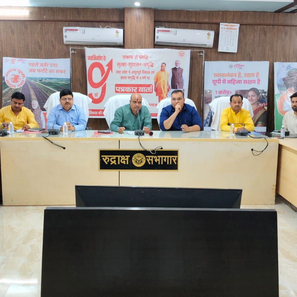 प्रदेश के सर्वांगीण विकास के प्रतीक बन रहे-जिलाध्यक्ष नीरज शर्मा:कासगंज में विश्वकर्मा, कन्या जन्मोत्सव योजना के लाभार्थियों को किट वितरित