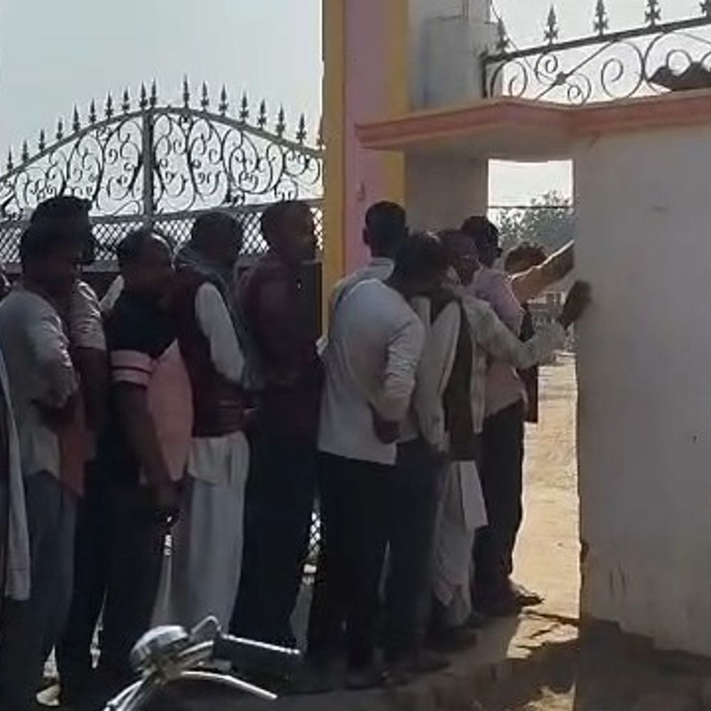 गोंडा में एलपीजी गैस सिलेंडर के लिए भारी भीड़:12-15 मार्च बुकिंग वालों को आज मिल रहा गैस, सुरक्षा व्यवस्था के भी इंतजाम