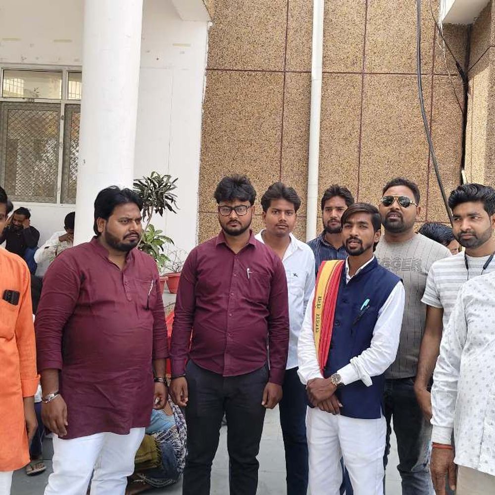 बस्ती में टोल टैक्स वसूली पर राहत की मांग:सरदार सेना ने जिलाधिकारी को सौंपा ज्ञापन, मनमानी रोकने को कहा