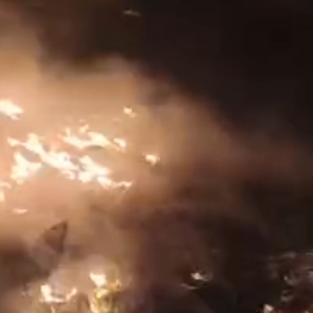 कल्याणपुर में कूड़े के ढेर में लगी आग:अराजक तत्वों ने लगाई, स्थानीय लोगों ने बुझाई