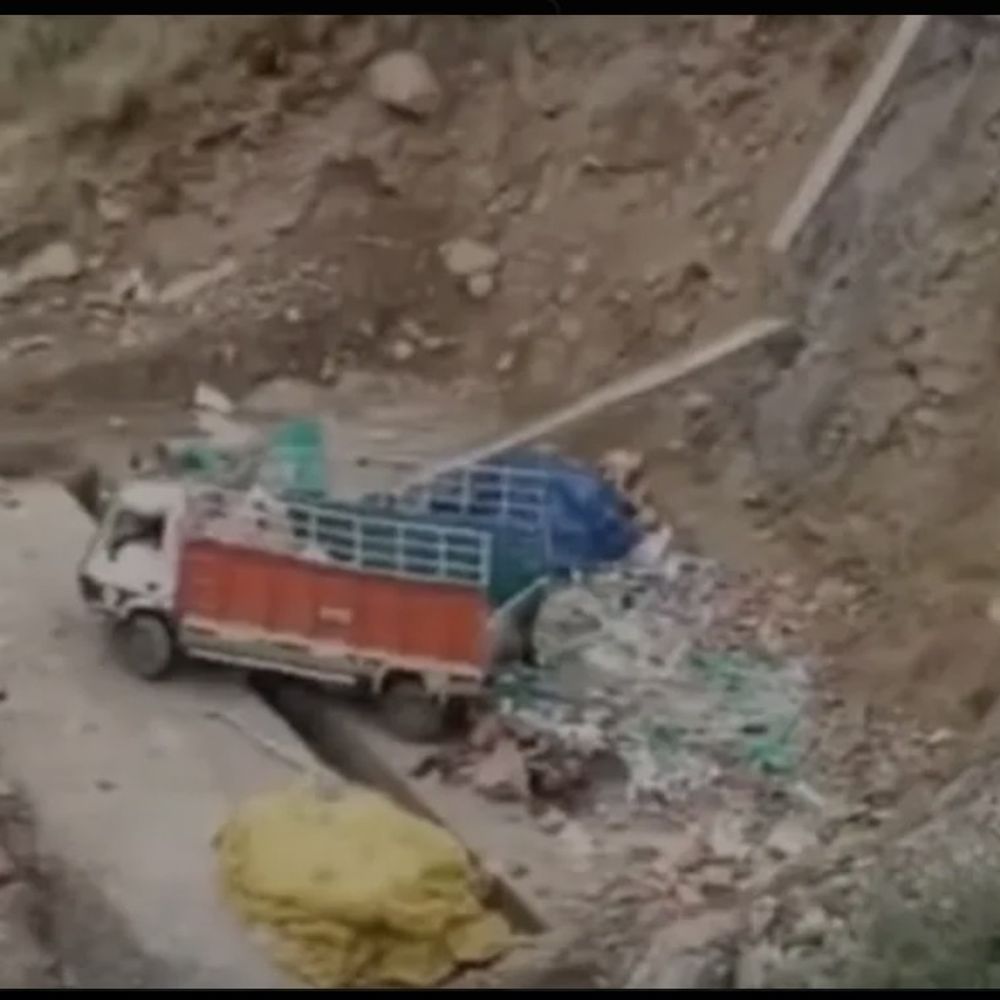 रामपुर में 35 फुट गहरी खाई में गिरा ट्रक:  ड्राइवर की मौत, एक्सीडेंट से पहले वाहनों को मारी टक्कर – Rampur (Shimla) News