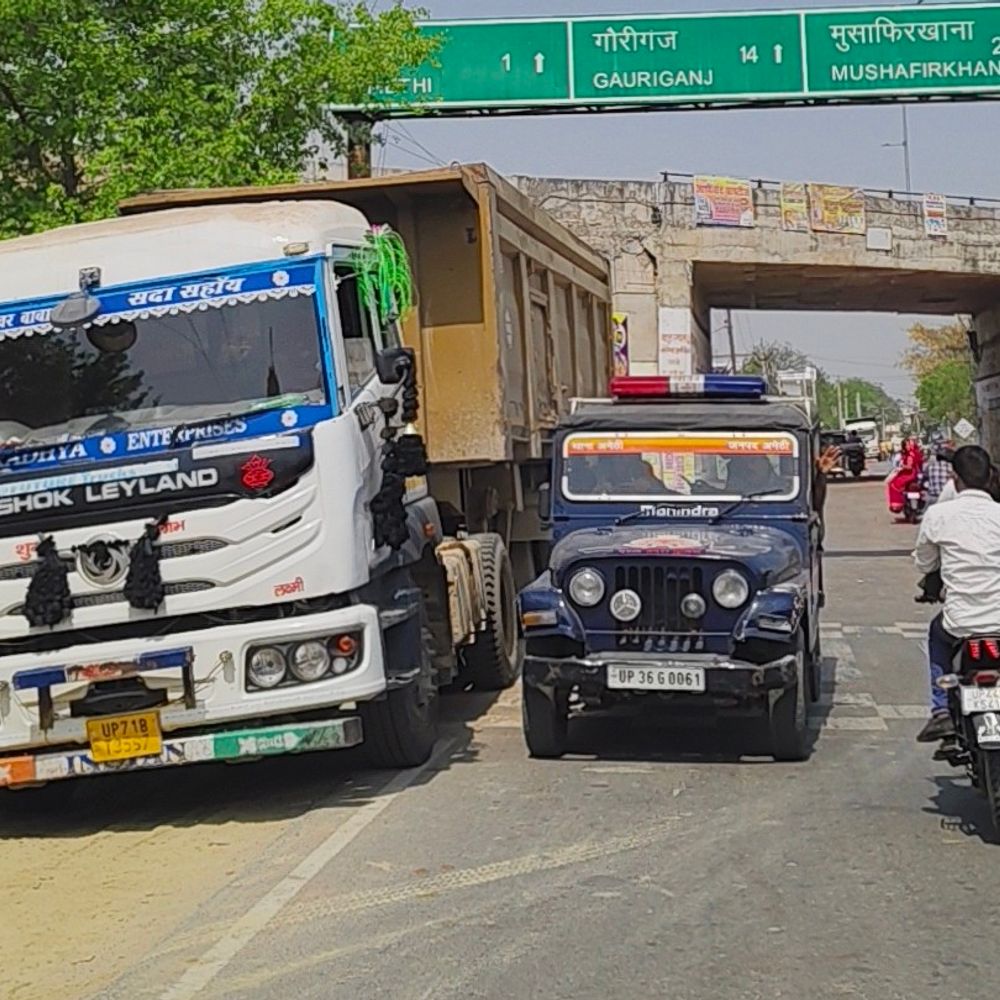 ओवरलोड ट्रक का 60 हजार का चालान:अमेठी में परिवहन विभाग की कार्रवाई, दो ट्रक लेकर चालक फरार