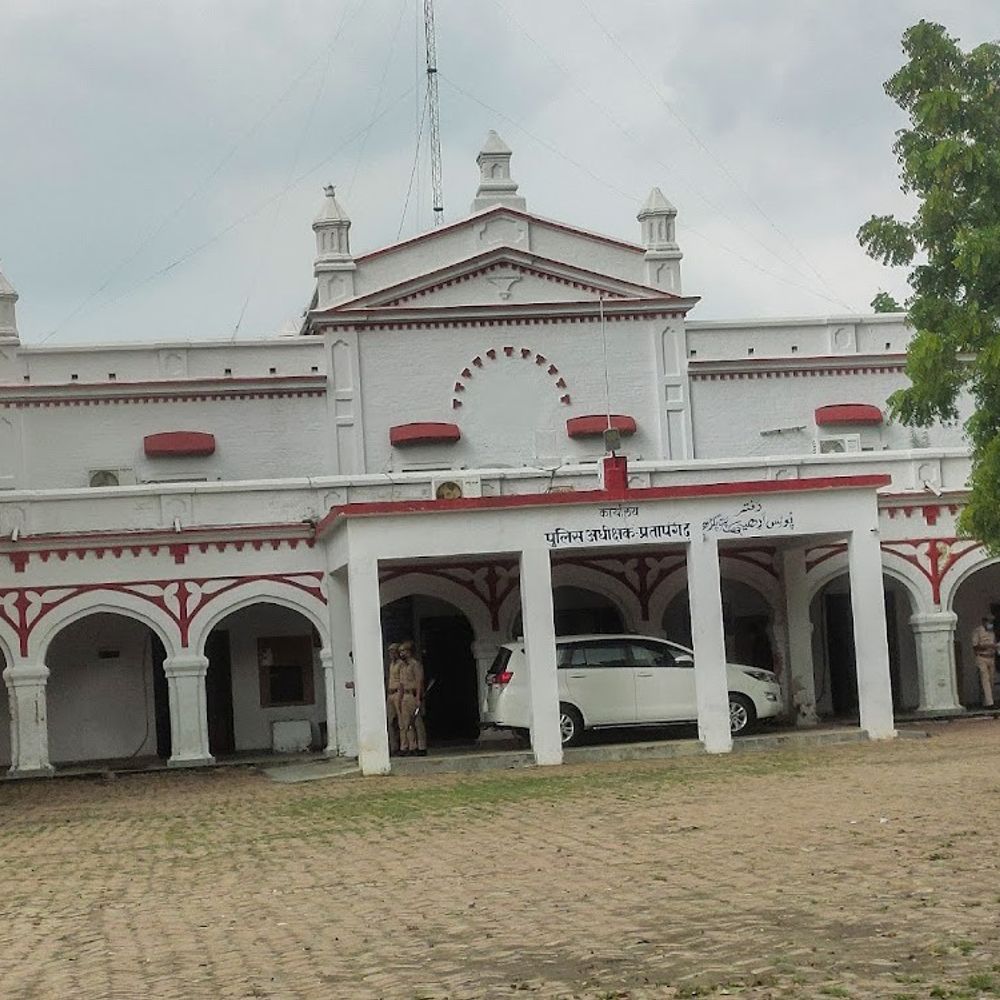 दहेज उत्पीड़न मामले में पति समेत 6 लोगों पर केस:प्रतापगढ़ में प्लॉट के लिए 10 लाख मांगे, महिला और पिता से मारपीट का आरोप