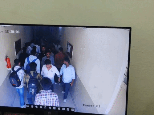 
                 मंत्री तक पहुंच है, रिपोर्ट से कुछ नहीं होगा:मेरठ कॉलेज में राष्ट्रीय स्तर के खिलाड़ी से मारपीट मामले में पीडित बोला- धमकी देकर की पिटाई 
            