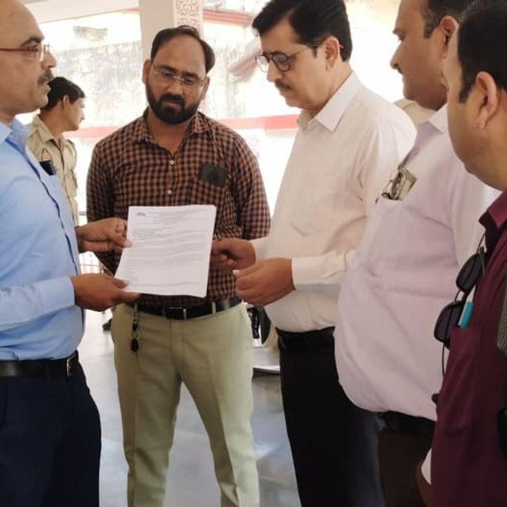 सुल्तानपुर में दवाओं की कीमतों पर UPMSRA का प्रदर्शन:NPPA को सिटी मजिस्ट्रेट के माध्यम से ज्ञापन भेजा, आंदोलन की चेतावनी