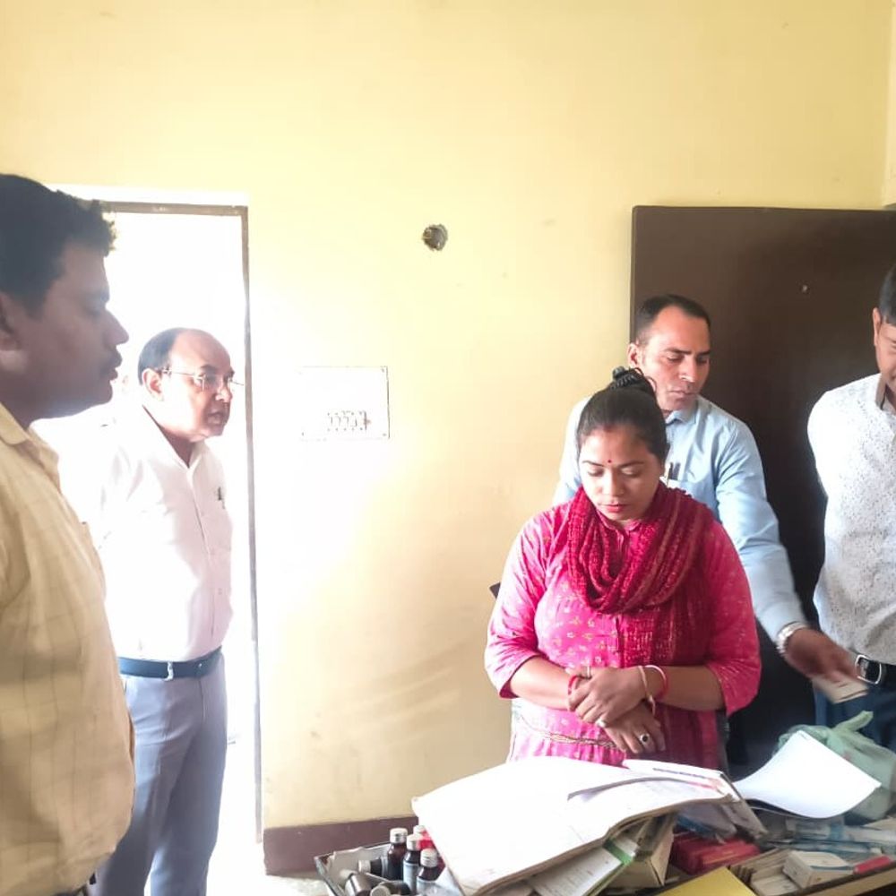 डीएम ने एएनएम की सेवा समाप्ति की सिफारिश की:सीएचओ, बीपीएम का वेतन काटा, सीडीपीओ को फटकार लगाई