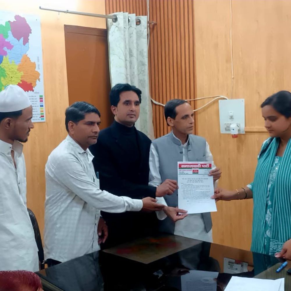 सम्भल में सपा ने एसडीएम को सौंपा ज्ञापन:त्योहारों के लिए सुरक्षा और सुविधाओं की मांग