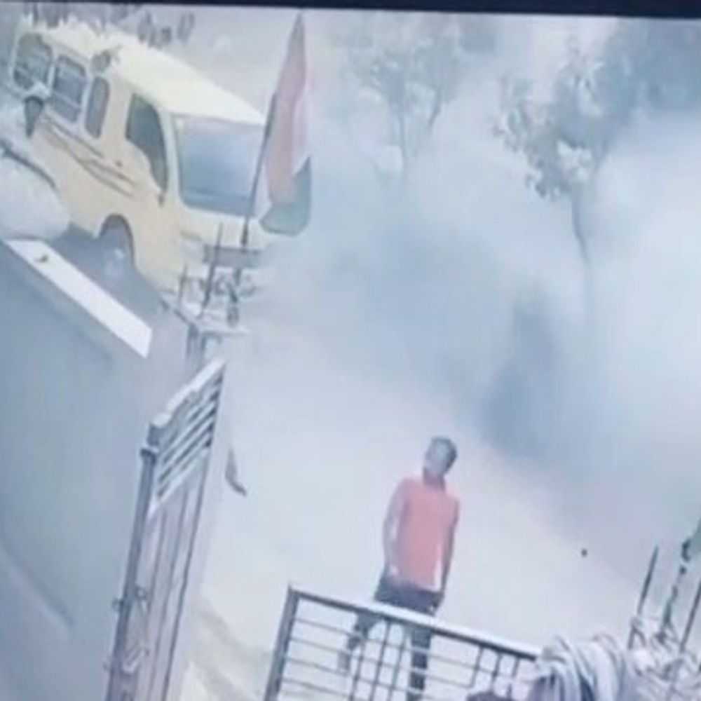 स्कूली वैन से निकला धुआं, बच्चों ने कूदकर बचाई जान,VIDEO:ड्राइवर मौके से हटा, इटावा में तीन बच्चे घायल