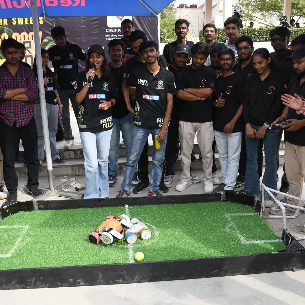 रोबोट्स की जंग और डीजे की धुन:CSJMU के 'रोबो रम्बल 3.0' का धमाकेदार समापन; रोबो-वॉर में दिखा जबरदस्त रोमांच