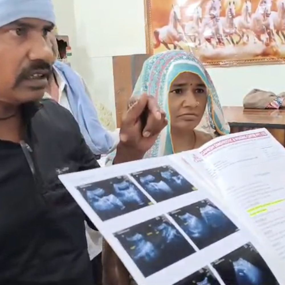 अल्ट्रासाउंड रिपोर्ट में गड़बड़ी का आरोप:फिरोजाबाद में सेंटर पर परिजनों और स्थानीय लोगों ने किया हंगामा