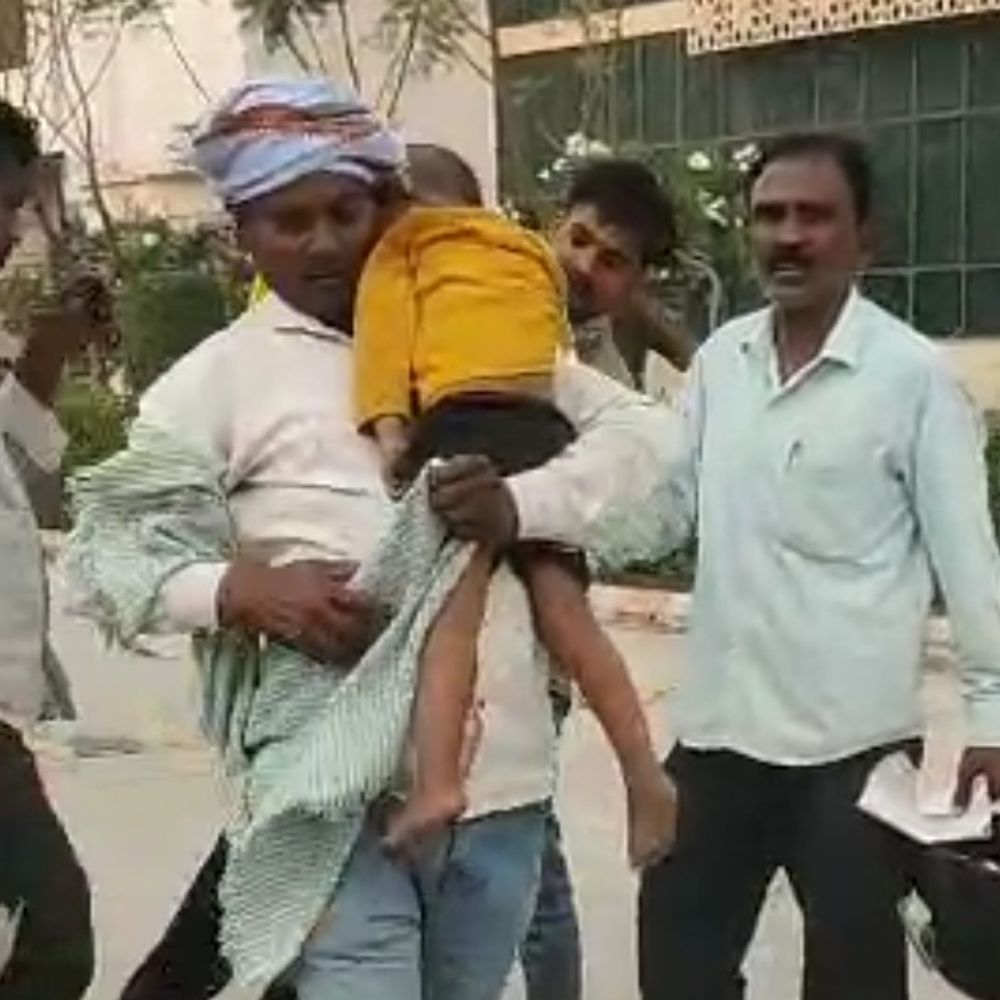 सांस की नली में मूंगफली फंसने से मासूम की मौत:गोरखपुर में दो घंटे तक तड़पता रहा, दम घुटने से गई जान