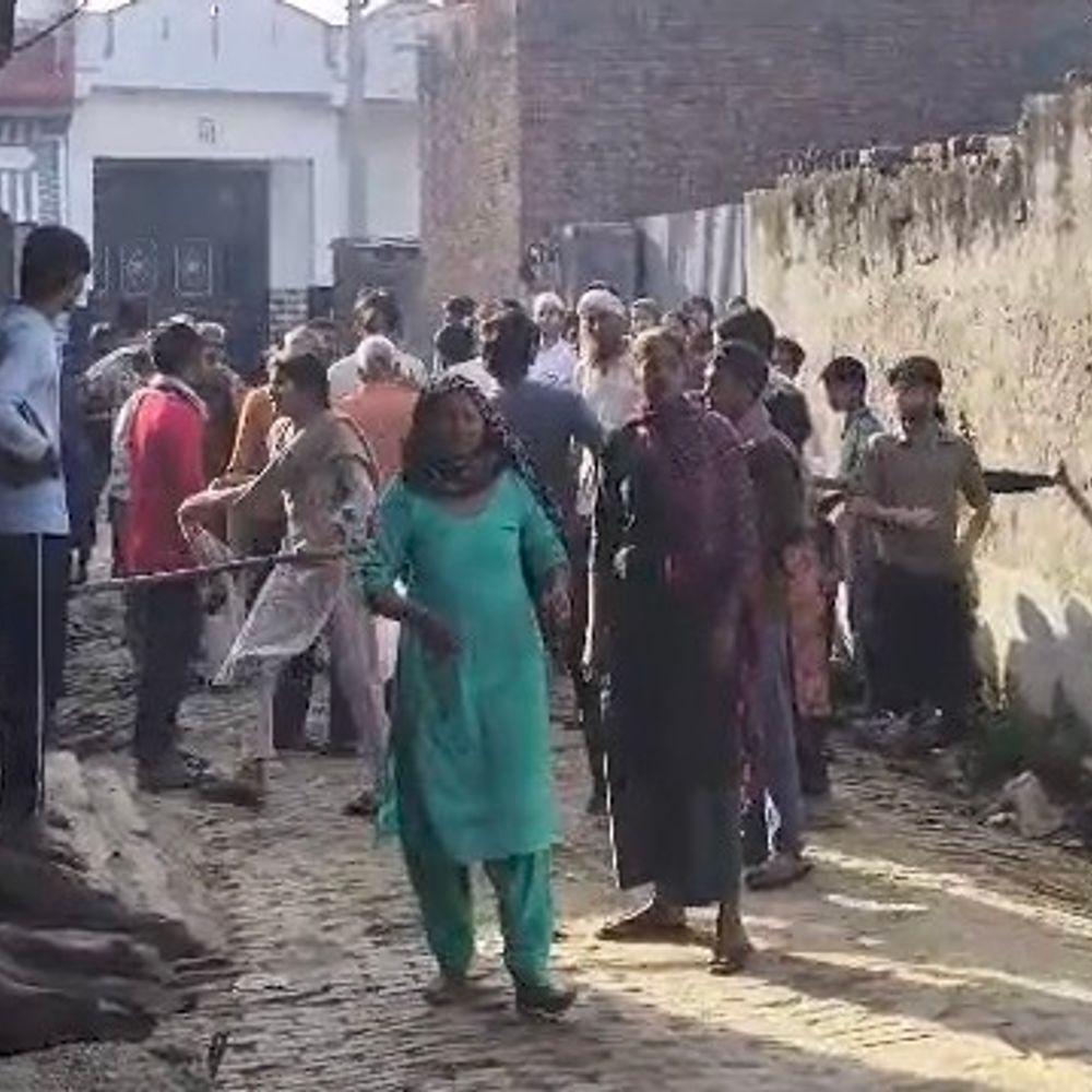 मुजफ्फरनगर में आपसी रंजिश के चलते परिवार पर हमला:लाठी-डंडों और धारदार हथियारों से मारा, महिला समेत 3 लोग घायल