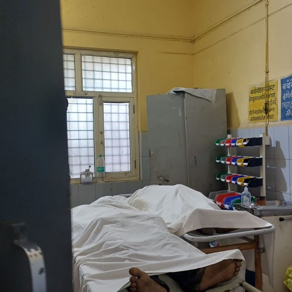 बुलंदशहर में डंपर पलटने से 2 मजदूरों की मौत:5 मजदूर दबे, रोड पर पड़ी रोड़ी पर फिसलने से हुआ हादसा