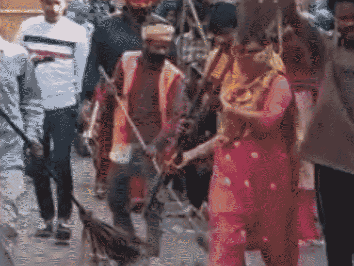 बहराइच में सफाईकर्मियों ने कूड़े को सड़कों पर फैलाया:कूड़ेदानों को उठाकर नगर पंचायत कार्यालय के गेट पर रखा