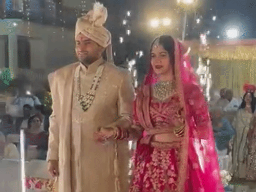 
                 मेजर ने कैप्टन दुल्हन से एक रुपए में शादी की:सहारनपुर में कहा- दहेज के लिए कभी नहीं सोचा, ससुर बोले- बहू नहीं बेटी आई 
            