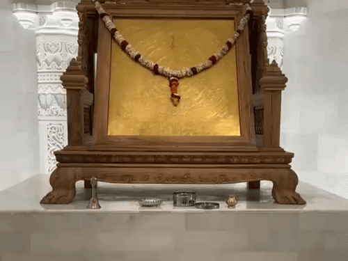 
                 दूसरे तल के गर्भगृह में पहुंचा स्वर्णिम श्रीराम यंत्र:यंत्र में भगवान श्रीराम सहित 121 देवताओं की तस्वीरें, लकड़ी के फ्रेम में जड़ा है 
            