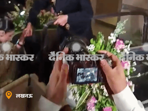 
                 कुलदीप-वंशिका का लखनऊ में ग्रैंड रिसेप्शन:सीएम, पूर्व सीएम, टीम इंडिया के कोच और खिलाड़ियों का जमावड़ा 
            