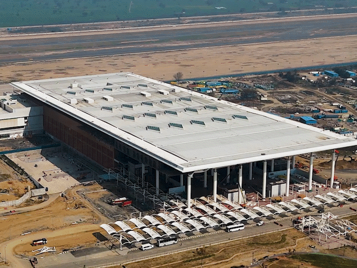 
                 एशिया के सबसे बड़े नोएडा एयरपोर्ट का फर्स्ट लुक:गंगा घाट की तरह एंट्री गेट, हवेली जैसा आर्किटेक्चर, चेहरा स्कैन होते ही एंट्री 
            