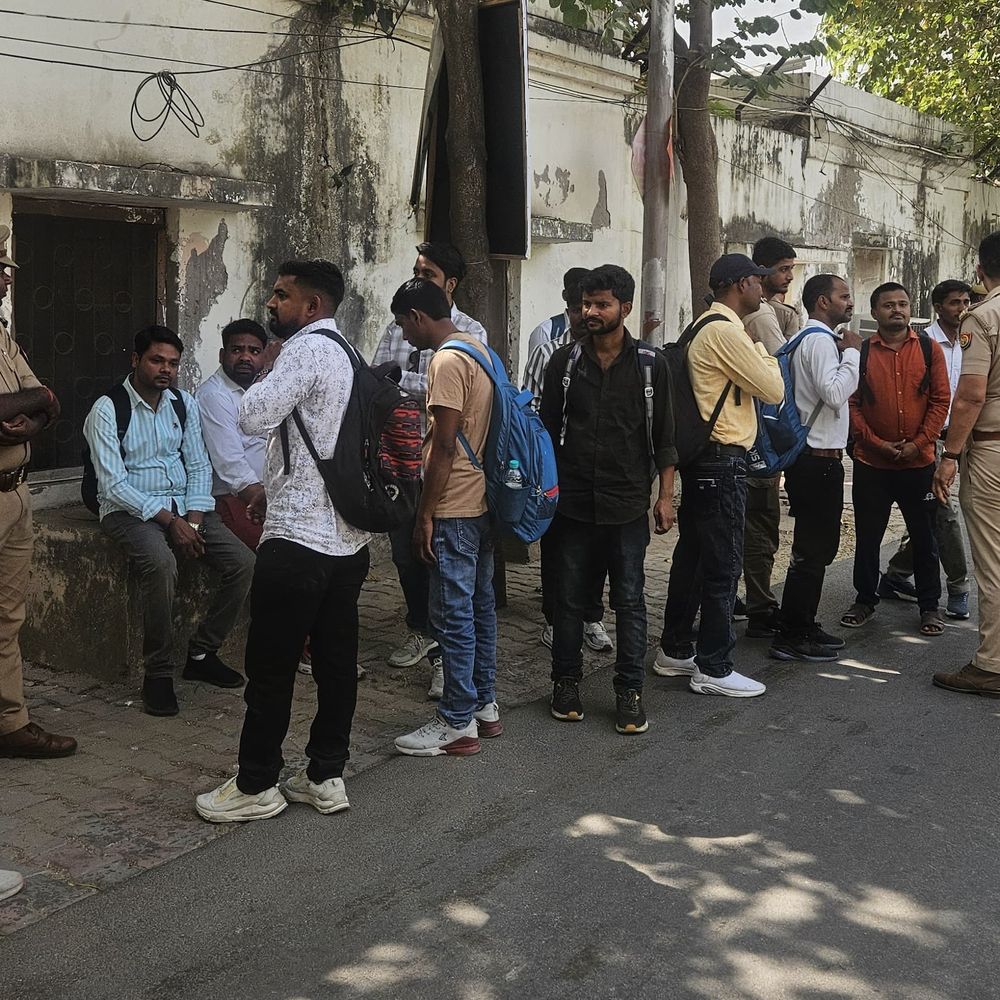 लखनऊ में आयुर्वेदिक फार्मासिस्ट ने मंत्री का आवास घेरा:53 तारीखों के बाद भी नहीं निकला समाधान, विभाग पर लापरवाही का लगाया आरोप