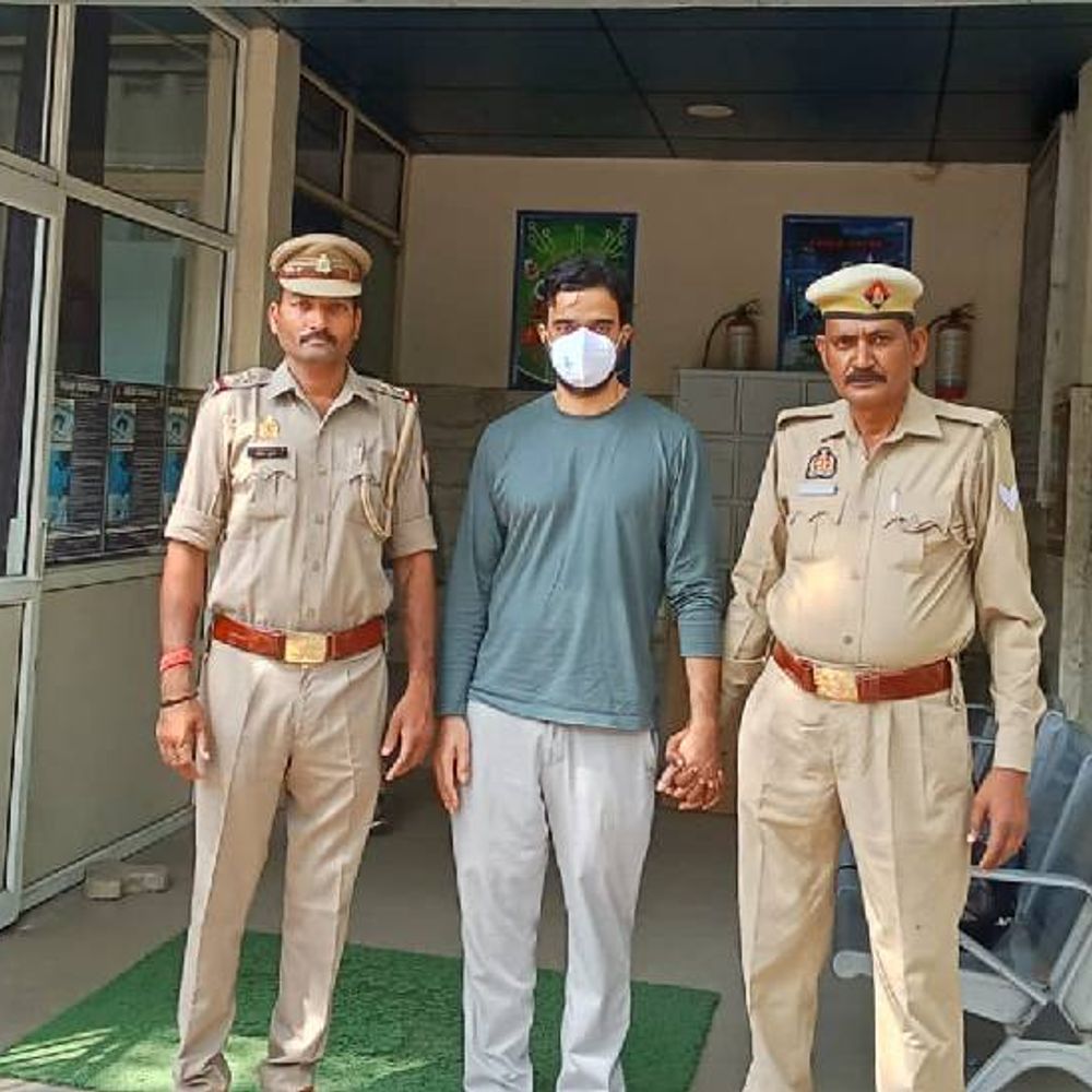 नोएडा में टूर बुकिंग के नाम पर 12 लाख ठगे:एक आरोपी गिरफ्तार, सिंगापुर, नेपाल, वियतनाम और यूरोप की करता था बुकिंग