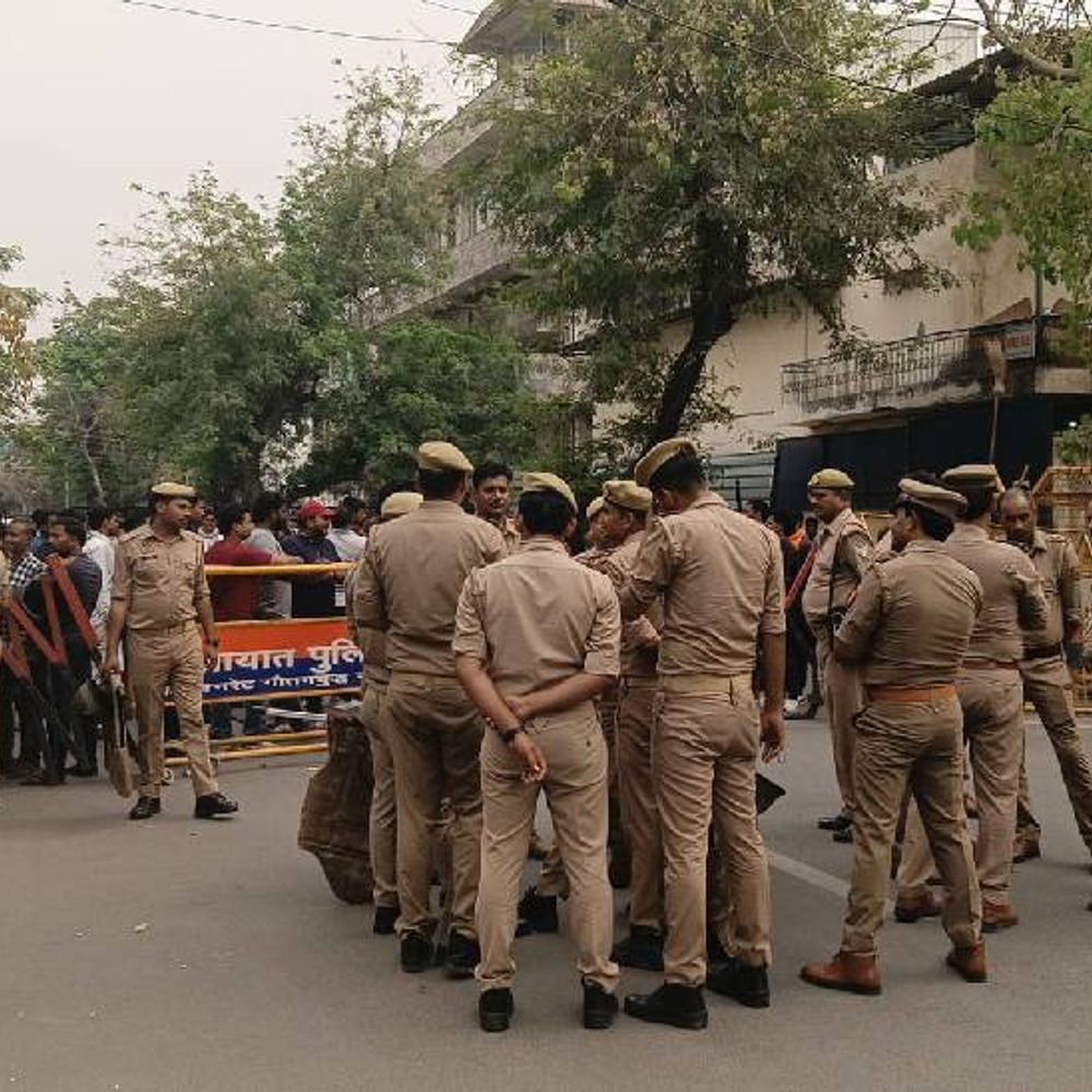 नोएडा के अधिकारियों से बदसलूकी करने पर 25 पर केस:स्टेडियम पर 16 मार्च को किया था प्रदर्शन, सफाई कर्मियों को उकसाया और काम बाधित किया