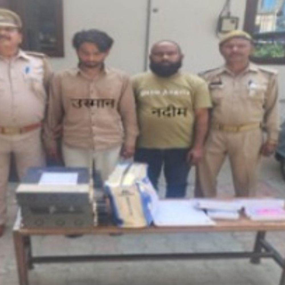 मेरठ में नकली टेलीफोन एक्सचेंज संचालक गिरफ्तार:टेलीफोन एक्सचेंज से जुड़े उपकरण किए गए बरामद, माल सप्लाई से पहले ही दबोचे गए