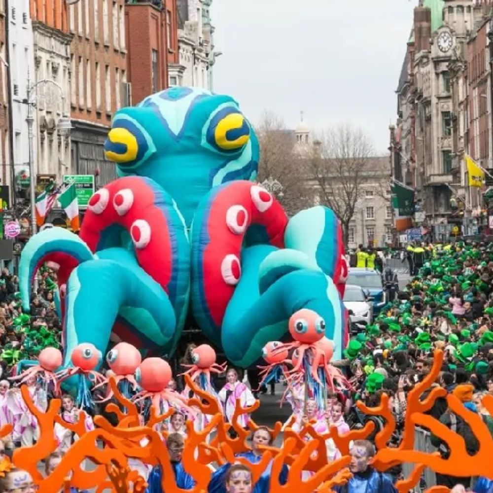 आयरलैंड में सेंट पैट्रिक्स डे की धूम:हरे रंग में रंगी राजधानी डबलिन, 5 लाख पर्यटक पहुंचे