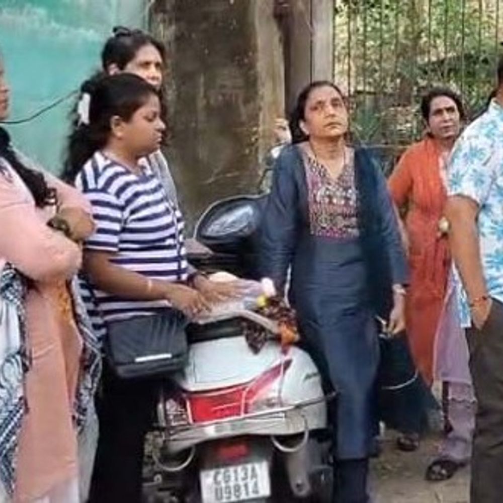 ट्रांसफॉर्मर-यार्ड हटाने की मांग को लेकर सड़क पर उतरे लोग:धरना-प्रदर्शन कर लगाए नारे, बिजली विभाग के आश्वासन पर खत्म हुआ प्रदर्शन