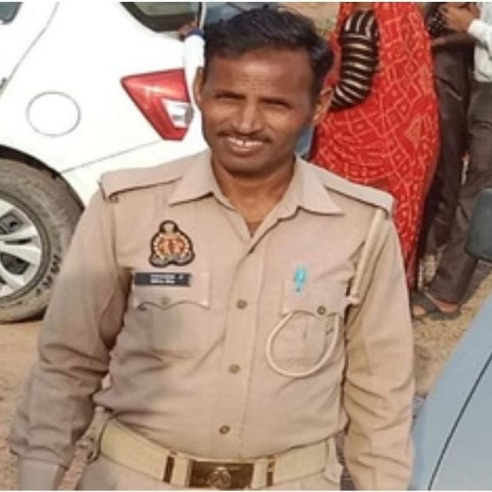 आगरा में विदेशी पर्यटकों की गाड़ी से हादसा:चालक को आई झपकी, बाइक सवार होमगार्ड की मौत, दो घायल