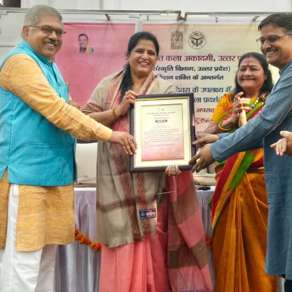 मेरठ की डॉ दिशा दिनेश का लखनऊ में सम्मान:राज्य ललित कला अकादमी में 11 हजार रुपये के चेक, शाल किए भेंट