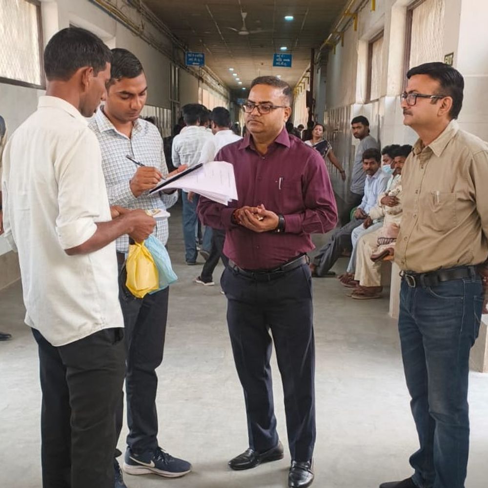 SRN अस्पताल का निरीक्षण, कई डॉक्टर और स्टॉफ गायब:तीमारदार ने की ADM से शिकायत, 5 दिन से वेंटिलेटर खराब