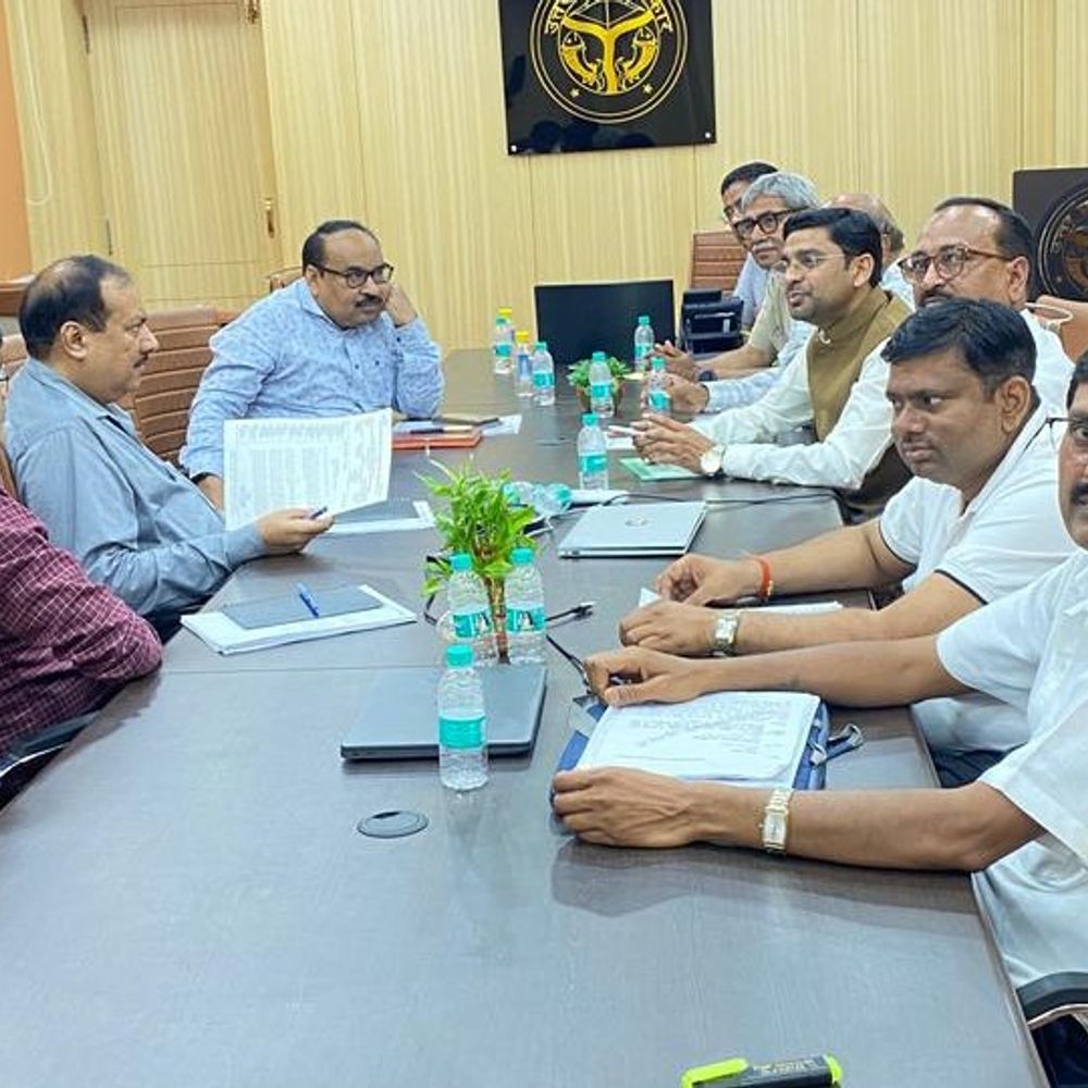 मेडिकल कॉलेज कर्मचारियों की आवाज लखनऊ पहुंची:एनेक्सी भवन में अपर मुख्य सचिव से मुलाकात, गेस्ट हाउस से लेकर पद बहाली तक उठे मुद्दे