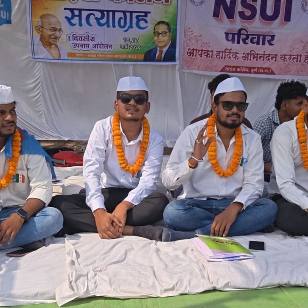दुर्ग साइंस कॉलेज में पार्किंग की जगह को लेकर आंदोलन:छात्रों और NSUI का दो दिवसीय सत्याग्रह शुरू, प्राचार्य ने कहा-आंदोलन में शामिल लोग बाहरी