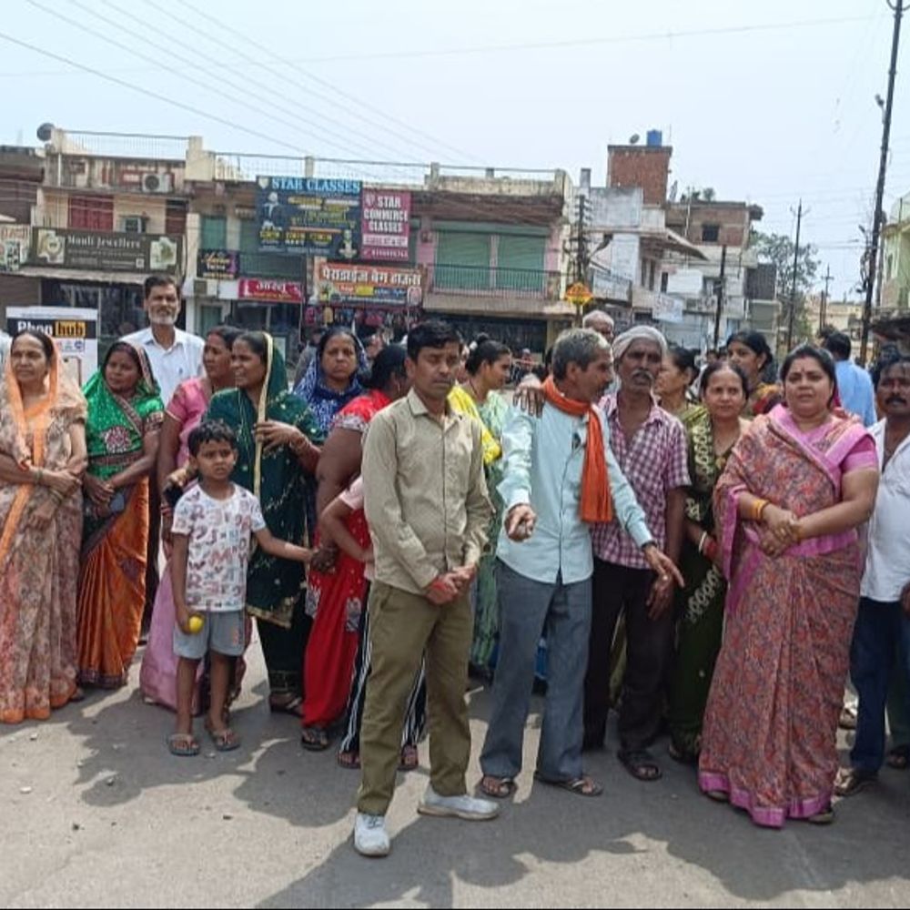 भिलाई में केनाल रोड के विरोध में चक्काजाम:लोग बोले-पहले 15 फीट बनने वाली थी सड़क, अब 30 फीट कर दिया, हम बेघर हो जाएंगे