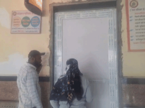 फालना रेलवे स्टेशन के शौचालय में फंसा दिव्यांग यात्री:एक घंटे बाद दरवाजे का लॉक तोड़कर बाहर निकाला; जयपुर की ट्रेन भी छूटी