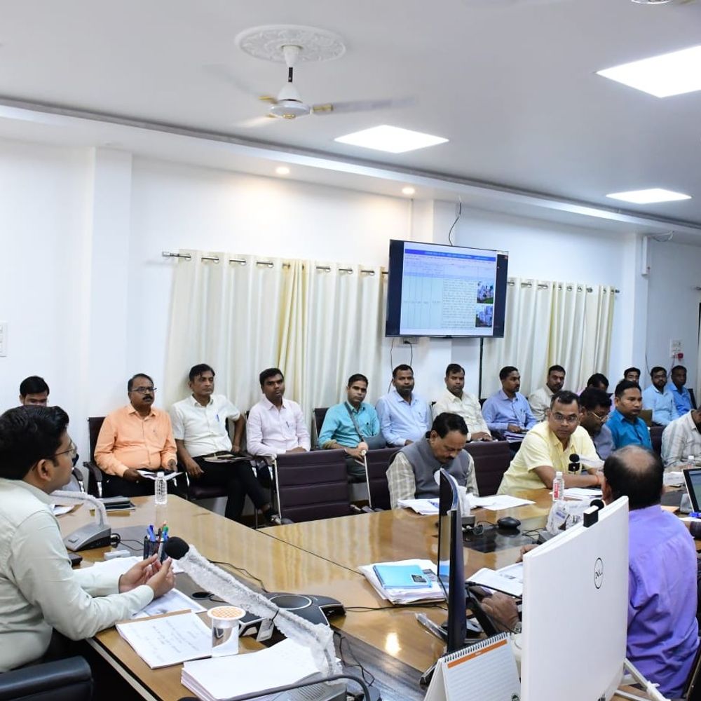 सिद्धार्थनगर में विकास योजनाओं की सुस्ती पर डीएम सख्त:PM योजनाओं से लेकर सड़क और जल जीवन मिशन में लापरवाही, DM बोले-ढिलाई बर्दाश्त नहीं